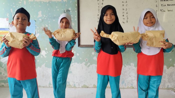 Apresiasi Penugasan Membaca Puisi Daring, Wali Kelas 3B MIN 4 Tebo Serahkan Bingkisan untuk Murid Berbakat Apresiasi Penugasan Membaca Puisi Daring, Wali Kelas 3B MIN 4 Tebo Serahkan Bingkisan untuk Murid Berbakat