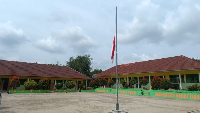 MIN 4 Tebo Kibarkan Bendera Setengah Tiang, Hormati Hari Berkabung Wafatnya Wapres ke-6 RI Try Sutrisno MIN 4 Tebo Kibarkan Bendera Setengah Tiang, Hormati Hari Berkabung Wafatnya Wapres ke-6 RI Try Sutrisno
