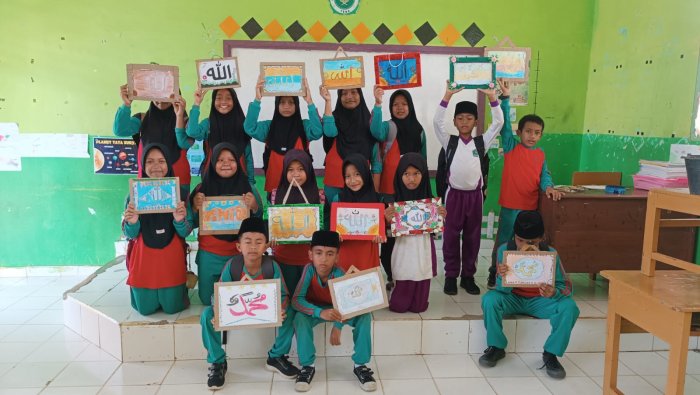 Pameran Kaligrafi Kelas 5B MIN 4 Tebo, Lafadz Allah dan Muhammad dengan Ragam Hias Flora Pameran Kaligrafi Kelas 5B MIN 4 Tebo, Lafadz Allah dan Muhammad dengan Ragam Hias Flora