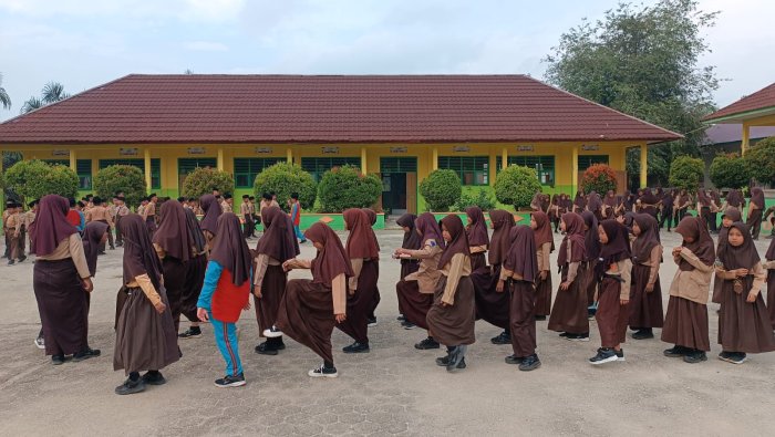 Belajar Tanggung Jawab dan Kepemimpinan, Murid Kelas 6 MIN 4 Tebo Latih Adik Kelas LKBB pada Pembiasaan Kamis Pagi