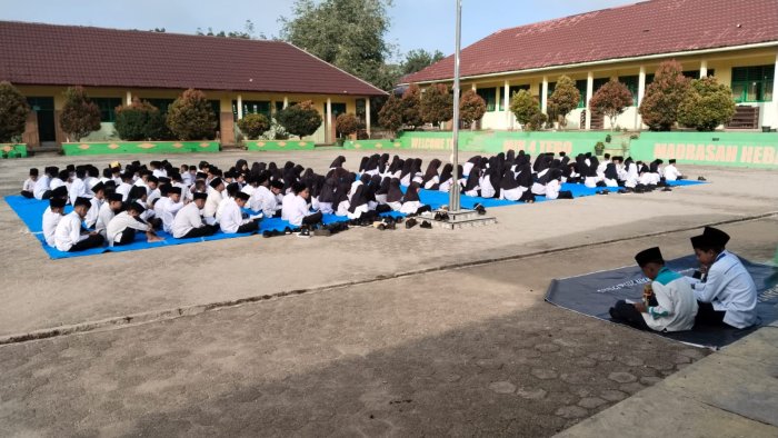 Yasinan Jumat Pagi di MIN 4 Tebo: Cuaca Terik dan Fokus Siswa Jadi Tantangan Tersendiri Yasinan Jumat Pagi di MIN 4 Tebo: Cuaca Terik dan Fokus Siswa Jadi Tantangan Tersendiri