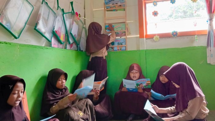 Kelas 2B MIN 4 Tebo Swadaya Beli Buku Cerita dan Rak Mini, Pojok Baca Baru Munculkan Antusiasme Membaca
