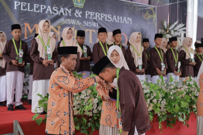 Khataman Juz 30, Sungkem, dan Tangisan Warnai Pelepasan Kelas 6 MIN 4 Tebo yang Penuh Makna