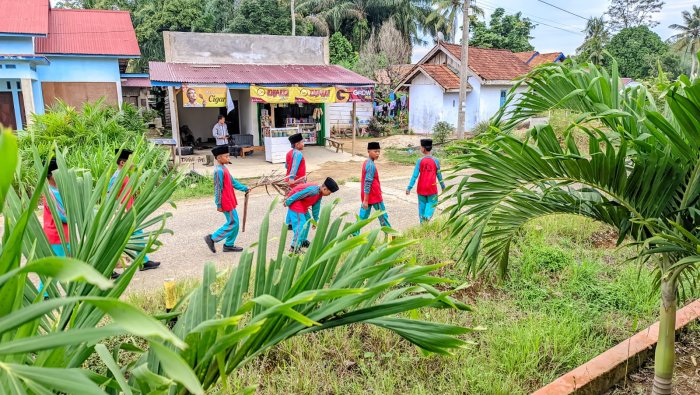 Siswa MIN 4 Tebo Laksanakan Aksi Bersih Lingkungan Usai Senam Pagi