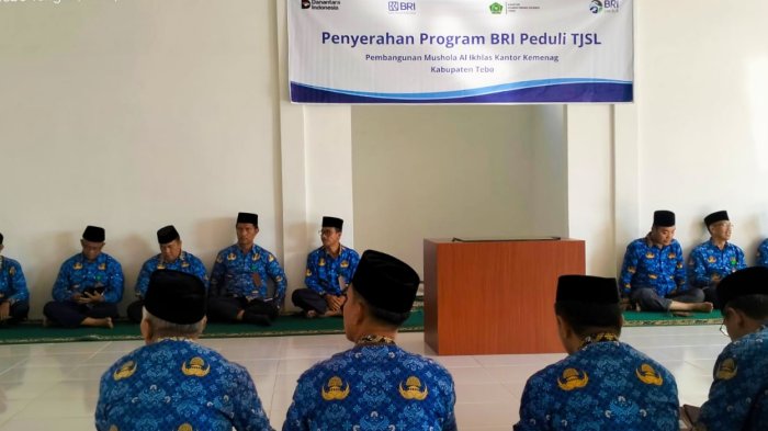 Kepala MIN 4 Tebo Saksikan Penyerahan Bantuan BRI Peduli untuk Pembangunan Mushola Al Ikhlas Kantor Kemenag Tebo