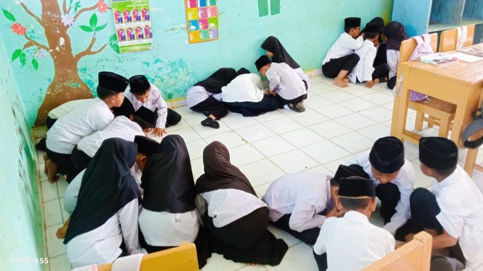 Siswa Kelas 4B MIN 4 Tebo Susun Kalimat Bahasa Inggris Lewat Permainan Kelompok Siswa Kelas 4B MIN 4 Tebo Susun Kalimat Bahasa Inggris Lewat Permainan Kelompok