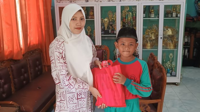 Siswa Yatim Piatu Kelas 3B MIN 4 Tebo Terima Bingkisan Peduli dari DWP Kemenag Tebo