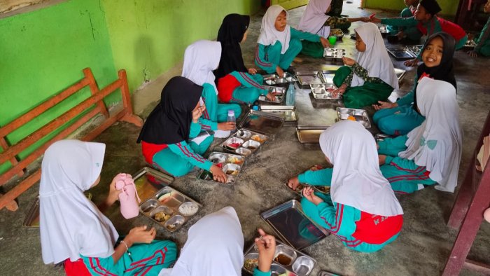 Macam-macam Cara Siswa MIN 4 Tebo Nikmati Menu MBG, Ada yang Borong Kerupuk hingga Bertukar Lauk Macam-macam Cara Siswa MIN 4 Tebo Nikmati Menu MBG, Ada yang Borong Kerupuk hingga Bertukar Lauk
