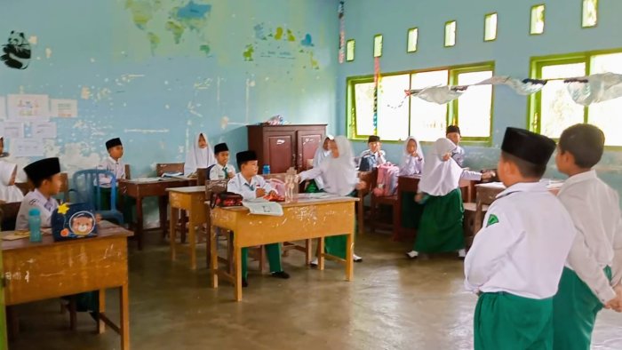 Snowball Throwing Picu Semangat dan Kecepatan Berpikir Siswa Kelas 3B MIN 4 Tebo dalam Pelajaran Bahasa Inggris Snowball Throwing Picu Semangat dan Kecepatan Berpikir Siswa Kelas 3B MIN 4 Tebo dalam Pelajaran Bahasa Inggris