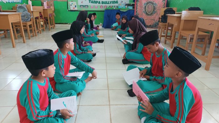 Suasana Pecah Saat Siswa Kelas 5B MIN 4 Tebo Saat Berbalas Pantun Jenaka Suasana Pecah Saat Siswa Kelas 5B MIN 4 Tebo Saat Berbalas Pantun Jenaka