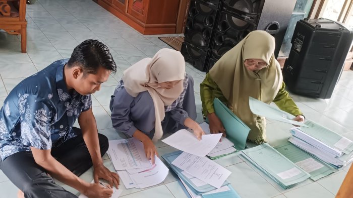 Tim PKKM MIN 4 Tebo Pastikan Setiap Indikator Terpenuhi dengan Dokumen yang Relevan Tim PKKM MIN 4 Tebo Pastikan Setiap Indikator Terpenuhi dengan Dokumen yang Relevan