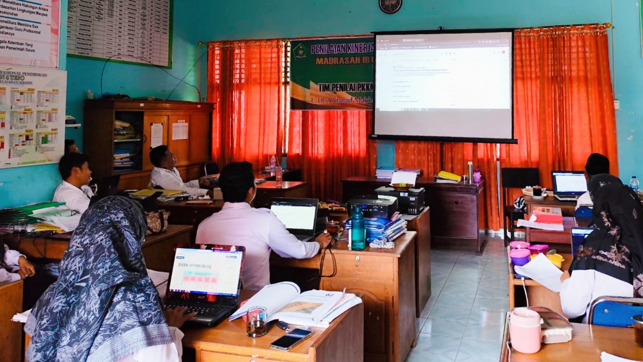 Workshop Pengisian Rapor Digital Madrasah di MIN 4 Tebo