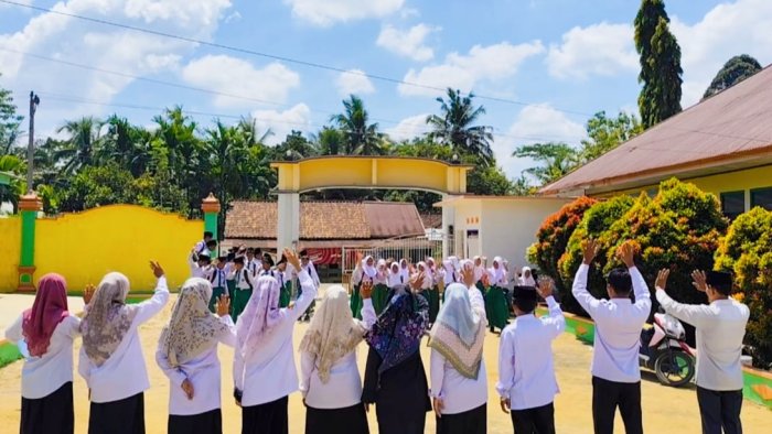 Salam-salaman dan Sayonara, Perpisahan Haru Siswa Kelas 6 dengan Guru MIN 4 Tebo Salam-salaman dan Sayonara, Perpisahan Haru Siswa Kelas 6 dengan Guru MIN 4 Tebo