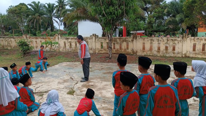 Kelas 1 MIN 4 Tebo Gelar Lomba Balap Lari dan Kelereng untuk Asah Motorik Siswa Kelas 1 MIN 4 Tebo Gelar Lomba Balap Lari dan Kelereng untuk Asah Motorik Siswa