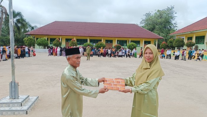 Kepala MIN 4 Tebo Berikan Cinderamata Apresiasi untuk Guru Motivator Kebersihan Madrasah Kepala MIN 4 Tebo Berikan Cinderamata Apresiasi untuk Guru Motivator Kebersihan Madrasah