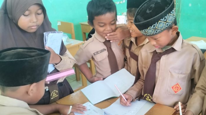 Siswa Jadi Tutor Sebaya, Pembelajaran di Kelas 4A MIN 4 Tebo Makin Efektif Siswa Jadi Tutor Sebaya, Pembelajaran di Kelas 4A MIN 4 Tebo Makin Efektif