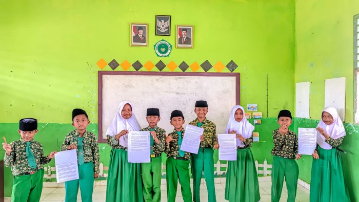 Siswa Kelas 5B MIN 4 Tebo Belajar Bahasa Indonesia dengan Game Puzzle Paragraf Siswa Kelas 5B MIN 4 Tebo Belajar Bahasa Indonesia dengan Game Puzzle Paragraf