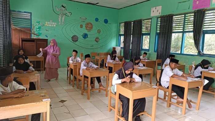 Hari Kelima Ujian Madrasah di MIN 4 Tebo Berjalan Lancar, Siswa Selesai Setengah Jam Lebih Cepat