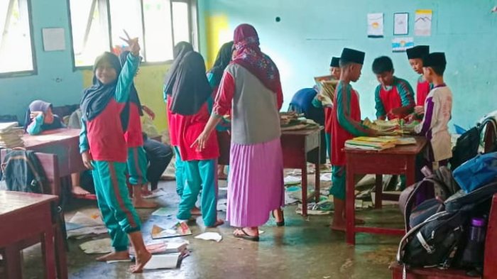 MIN 4 Tebo Libatkan Siswa Kelas 6B Lakukan Penyortiran Buku Perpustakaan MIN 4 Tebo Libatkan Siswa Kelas 6B Lakukan Penyortiran Buku Perpustakaan