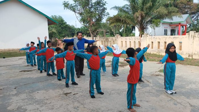 Senam di Kelas 1B MIN 4 Tebo, Belajar Sehat dengan Bergerak
