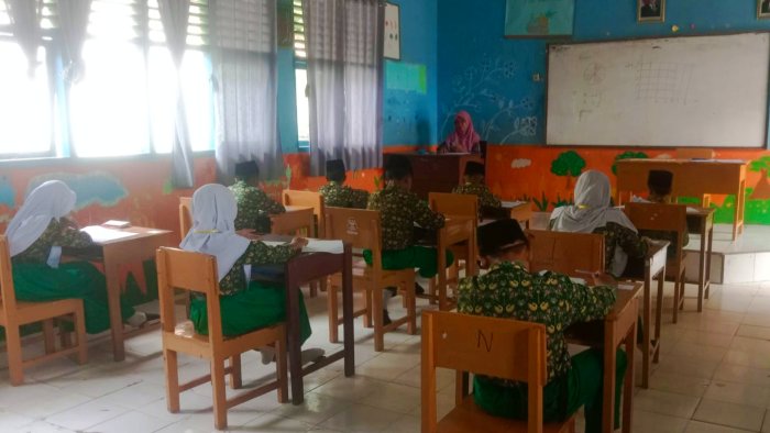 Hari Ketiga Ujian Madrasah di MIN 4 Tebo Berjalan Lancar