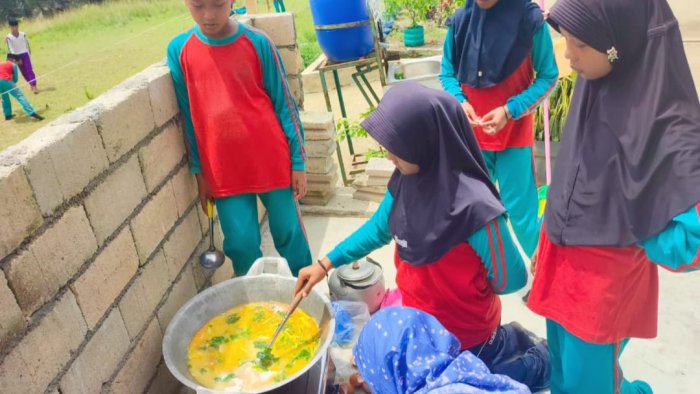 Siswa 6B MIN 4 Tebo Nikmati Proses Belajar Literasi Lewat Seblak Kuah