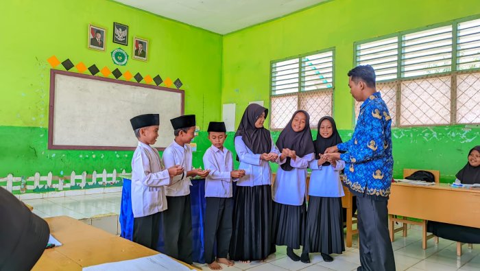 Siswa Kelas 5B MIN 4 Tebo Pahami FPB Lewat Simulasi Kelereng yang Menyenangkan Siswa Kelas 5B MIN 4 Tebo Pahami FPB Lewat Simulasi Kelereng yang Menyenangkan