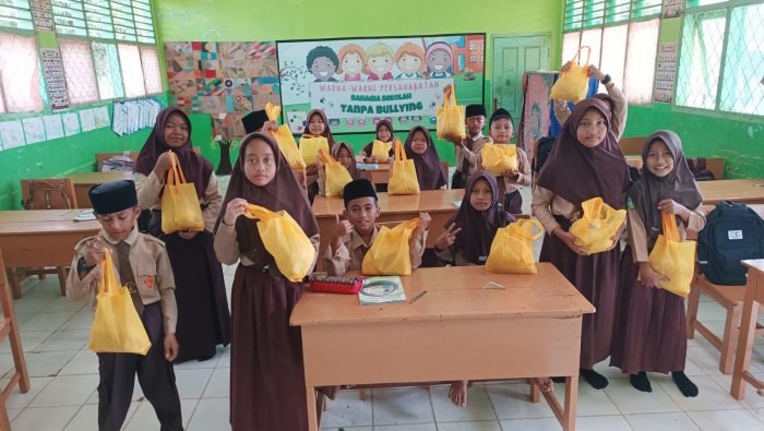 Momen Edukasi di Balik MBG MIN 4 Tebo: Guru Ingatkan Siswa untuk Bersyukur dan Jaga Perasaan Teman Momen Edukasi di Balik MBG MIN 4 Tebo: Guru Ingatkan Siswa untuk Bersyukur dan Jaga Perasaan Teman