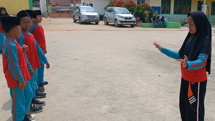 Latihan Tugas Perdana Upacara, Wali Kelas 5B MIN 4 Tebo Tekankan Pentingnya Sikap Serius