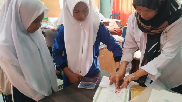 Alumni MIN 4 Tebo Mulai Berdatangan Laksanakan Cap Tiga Jari Ijazah