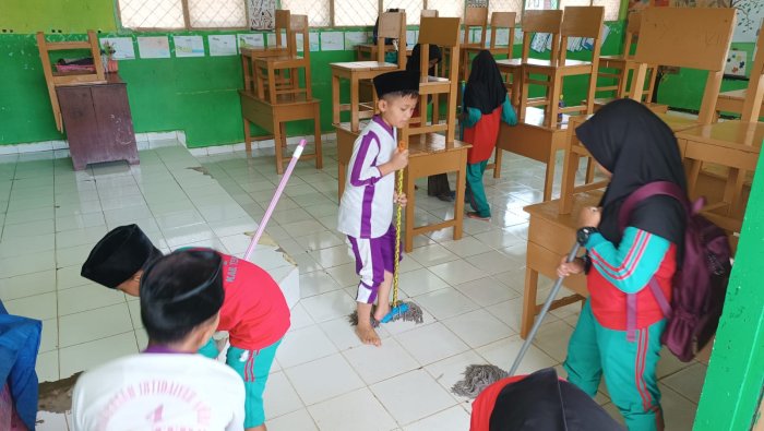 Gotong Royong Siswa MIN 4 Tebo Siapkan Ruang Kelas Jelang ASAS Gotong Royong Siswa MIN 4 Tebo Siapkan Ruang Kelas Jelang ASAS