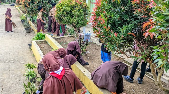 MIN 4 Tebo Ajak Siswa Gotong Royong Ringan Usai Muhadhoroh