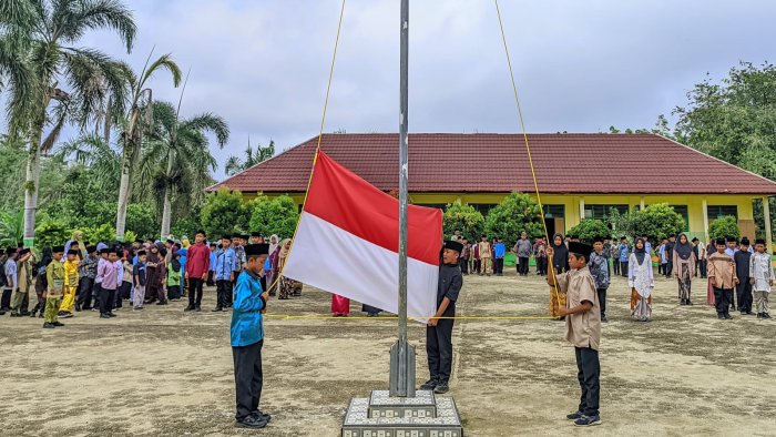 MIN 4 Tebo Gelar Upacara Hardiknas, Guru dan Siswa Berbusana Adat Tradisional