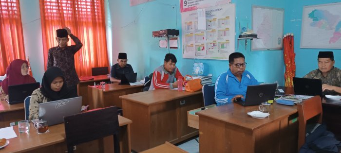 Guru MIN 4 Tebo Mulai Isi Survei Lingkungan Belajar Guru MIN 4 Tebo Mulai Isi Survei Lingkungan Belajar