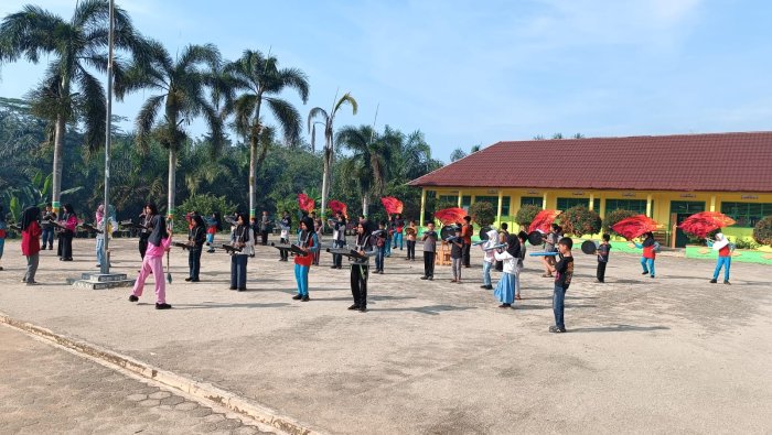 Sinkronisasi Marching Band MIN 4 Tebo Dimulai, Semangat Personil Tak Surut Meski Latihan di Bawah Terik Matahari Sinkronisasi Marching Band MIN 4 Tebo Dimulai, Semangat Personil Tak Surut Meski Latihan di Bawah Terik Matahari