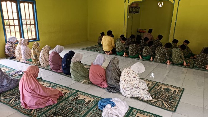 Giliran Kelas 4A dan 5A MIN 4 Tebo Laksanakan Shalat Zuhur Berjamaah Giliran Kelas 4A dan 5A MIN 4 Tebo Laksanakan Shalat Zuhur Berjamaah