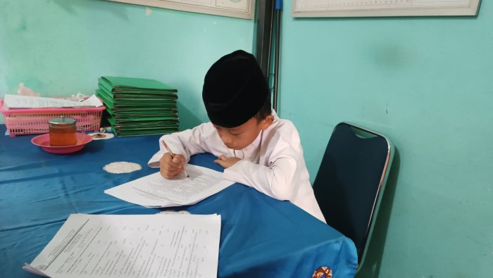 Wali Kelas 4A MIN 4 Tebo Kembali Fasilitasi Siswa Ikuti Ujian Susulan di Ruang Guru Wali Kelas 4A MIN 4 Tebo Kembali Fasilitasi Siswa Ikuti Ujian Susulan di Ruang Guru