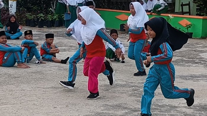 Semangat Kompetisi Sehat: Siswa Kelas 2A MIN 4 Tebo Uji Kecepatan dalam Praktik Lari Jarak Pendek Semangat Kompetisi Sehat: Siswa Kelas 2A MIN 4 Tebo Uji Kecepatan dalam Praktik Lari Jarak Pendek