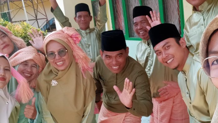 Jelang Puncak Peringatan Hari Adat Melayu Jambi, Guru MIN 4 Tebo Kenakan Busana Teluk Belango dan Baju Kurung Jelang Puncak Peringatan Hari Adat Melayu Jambi, Guru MIN 4 Tebo Kenakan Busana Teluk Belango dan Baju Kurung