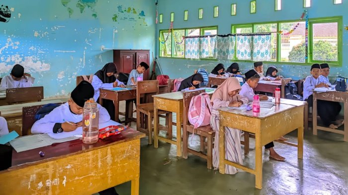 Mengenal Lingkungan Terdekat, Siswa Kelas 3B MIN 4 Tebo Belajar IPAS dengan Membuat Denah Rumah Mengenal Lingkungan Terdekat, Siswa Kelas 3B MIN 4 Tebo Belajar IPAS dengan Membuat Denah Rumah