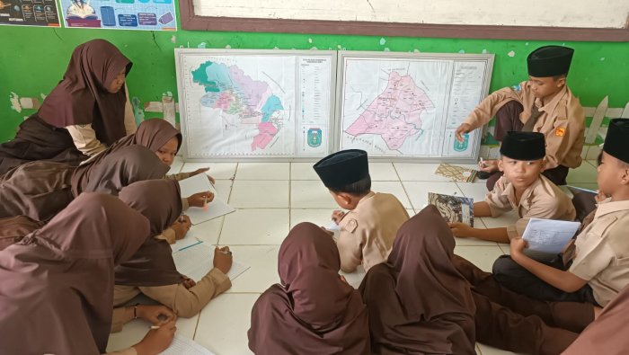 Belajar Peta Lewat Soal Berjenjang, Siswa Kelas 5B MIN 4 Tebo Asah Kemampuan Analisis Wilayah Tempat Tinggal Belajar Peta Lewat Soal Berjenjang, Siswa Kelas 5B MIN 4 Tebo Asah Kemampuan Analisis Wilayah Tempat Tinggal