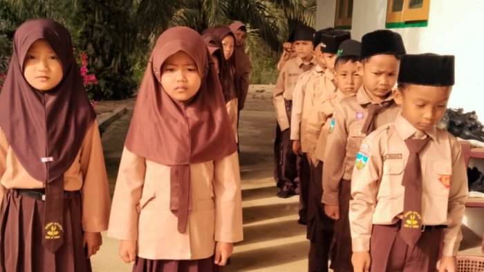 Baris Sebelum Masuk Kelas di MIN 4 Tebo: Perhatian Personal yang Membentuk Kedisiplinan Sejati