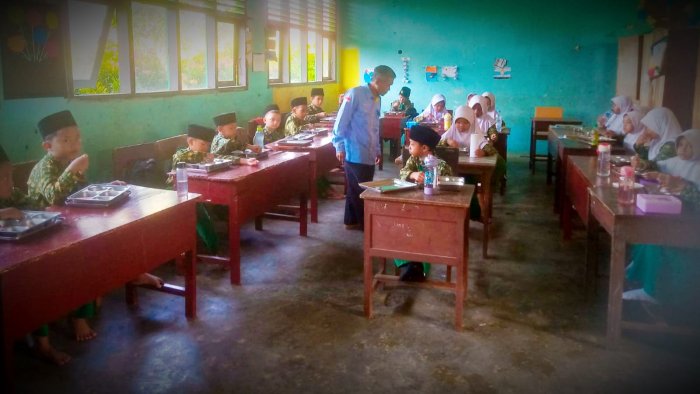 Kepala MIN 4 Tebo Turun ke Kelas 3A, Pantau Langsung Makan Bersama Menu MBG dan Catat Keluhan Murid