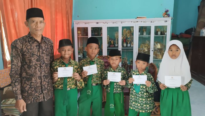 MIN 4 Tebo Serahkan Beasiswa BAZNAS Kabupaten Tebo kepada Lima Siswa Penerima