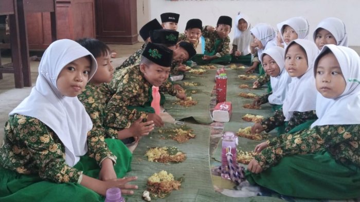 Kelas 1A MIN 4 Tebo Pererat Kebersamaan dengan Makan Bersama ala Tradisional Kelas 1A MIN 4 Tebo Pererat Kebersamaan dengan Makan Bersama ala Tradisional