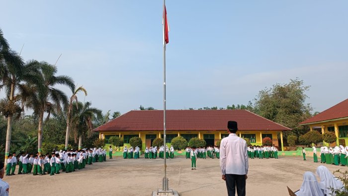 Bedah Makna Ikrar Pelajar Indonesia, Pembina Upacara MIN 4 Tebo Tegaskan Tidak Ada Perundungan Sekecil Apapun