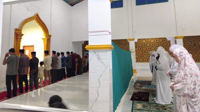 Rangkaian Safari Silaturahmi Berakhir di Ponpes Al Anwar, Shalat Maghrib Berjamaah Sebelum Hujan Turun Rangkaian Safari Silaturahmi Berakhir di Ponpes Al Anwar, Shalat Maghrib Berjamaah Sebelum Hujan Turun