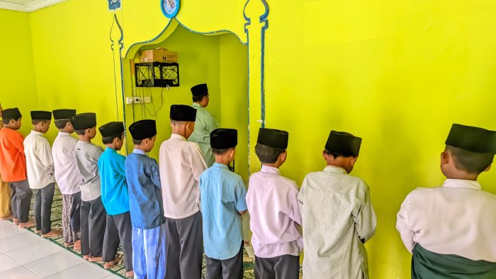 MIN 4 Tebo Biasakan Siswa Shalat Zuhur Berjamaah dengan Pendekatan Humanis MIN 4 Tebo Biasakan Siswa Shalat Zuhur Berjamaah dengan Pendekatan Humanis