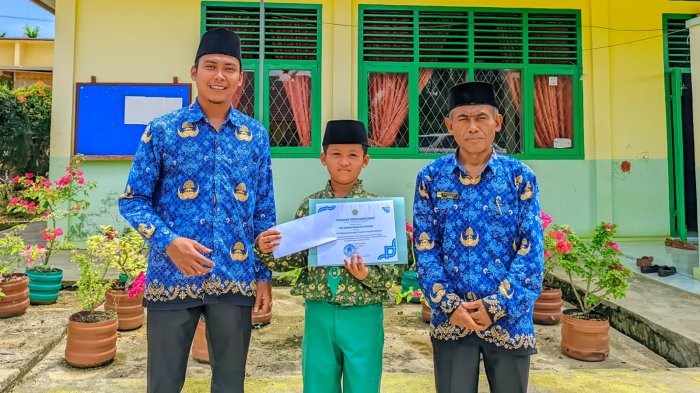 MIN 4 Tebo Serahkan Piagam dan Uang Pembinaan untuk Danum, Motivasi Menuju OMI Provinsi
