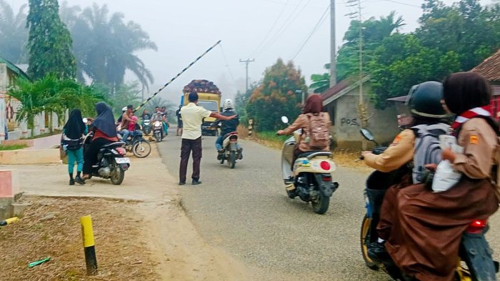 Pagi Crowded di Depan MIN 4 Tebo, Truk Sawit dan Kendaraan Padat, Satpam Sigap Atur Lalu Lintas Pagi Crowded di Depan MIN 4 Tebo, Truk Sawit dan Kendaraan Padat, Satpam Sigap Atur Lalu Lintas